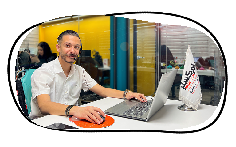 عکس فردی که از crm برای اطلاع رسانی به مشریان استفاده میکند